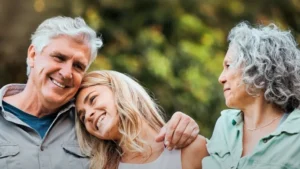 Eltern und junge Frau in der Natur – Motiv aus PwC-Studie zur Nachfolgegeneration