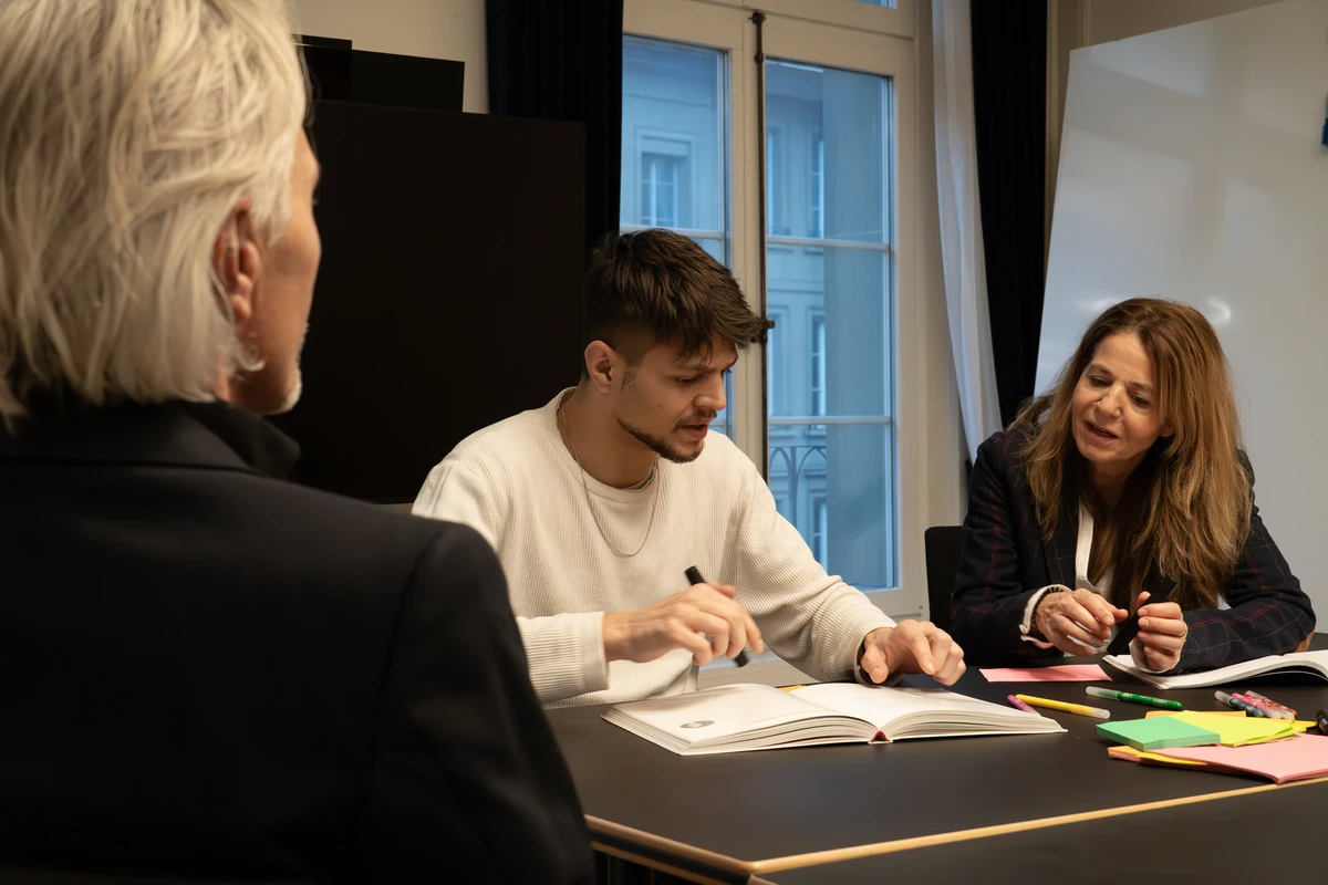 Gesprächssituation als Symbol für Haltung und Dialog im Beratungsprozess